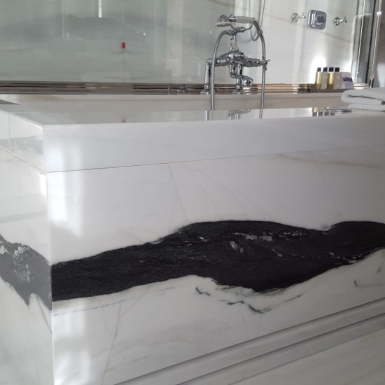 Vasca da bagno in marmo della Valmalenco