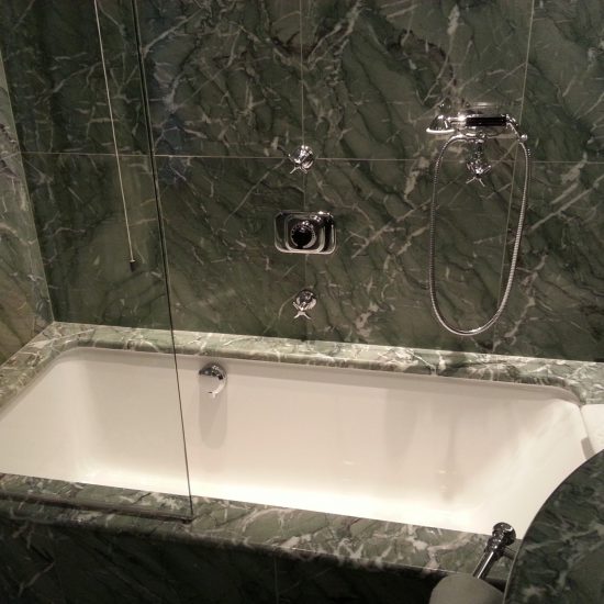 il bagno in marmo del hotel Tremezzo