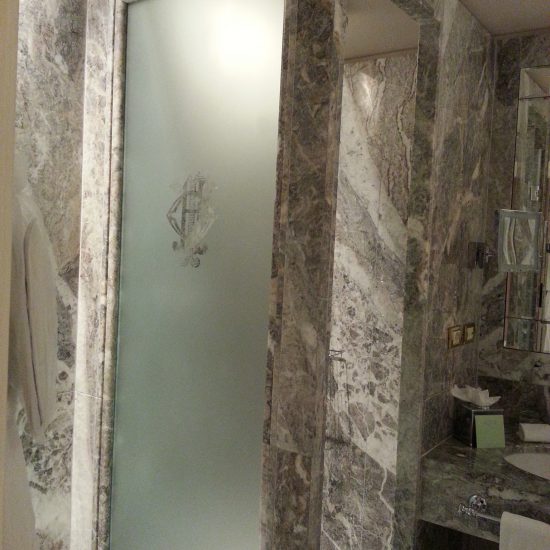 Grand Hotel Tremezzo: porta del bagno e rivestimento pareti in marmo della valmalenco