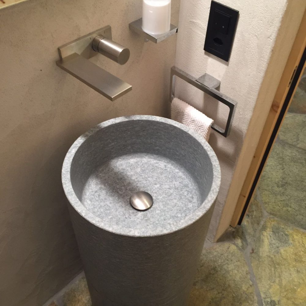 Lavabo con finiture in marmo