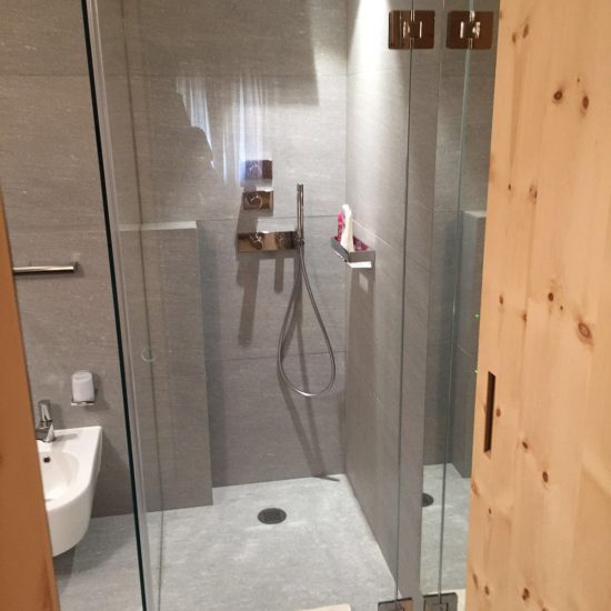 Bagno in prestigioso marmo e legno