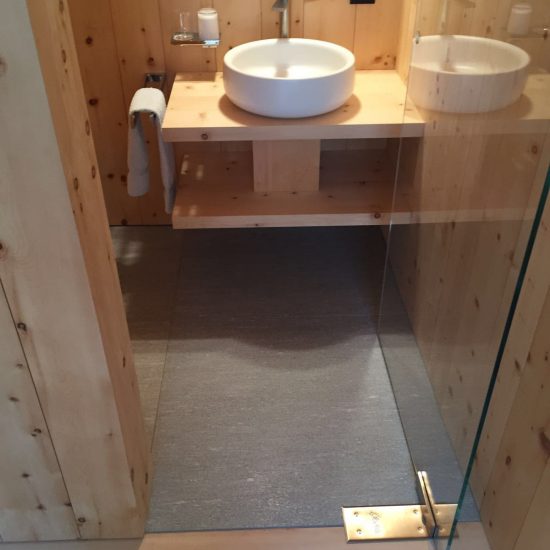 bagno in marmo, legno e ceramiche: foto frontale