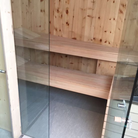 Area sauna in legno e marmo