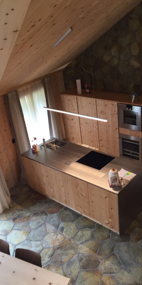 Cucina in legno e pavimentazione in marmo della Valmalenco